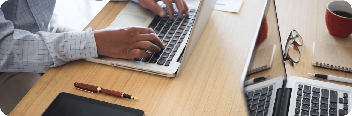 Personne travaillant sur un ordinateur portable